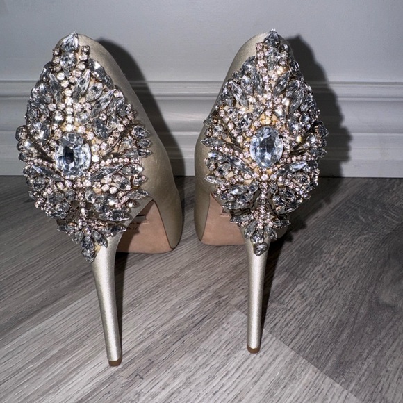 Badgley Mischka Kiara Embellished Ivory
Peep-toe Pump - Picture 2 of 15